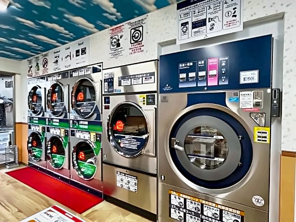 マンマチャオ紫野上野店の店内。乾燥機と洗濯乾燥機が並んでいます