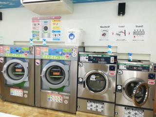 マンマチャオ緑園都市店の店内。洗濯機と乾燥機が並んでいます