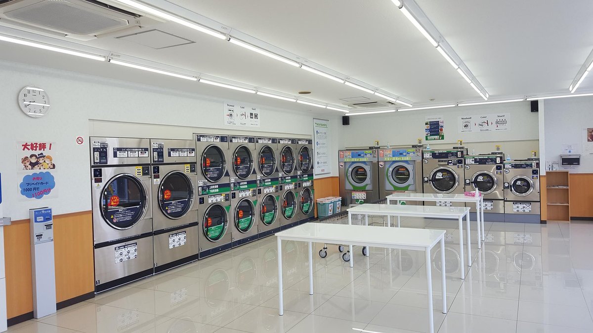 マンマチャオ新治店の店内。明るい照明のもと作業テーブルと機器が並ぶ